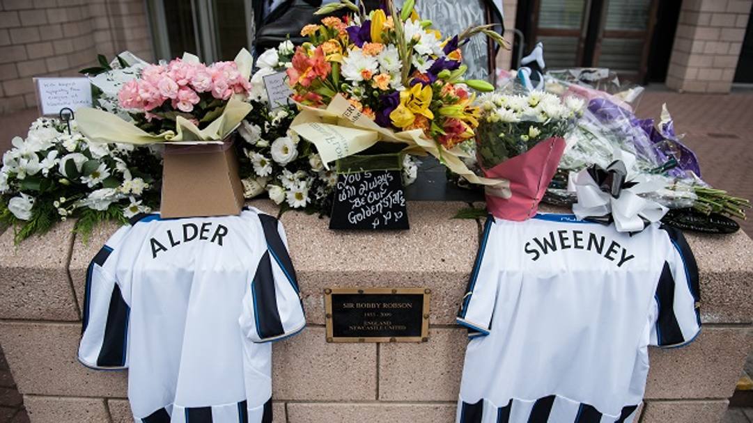 Davanti allo stadio del Newcastle le maglie con i nomi di John Alder e Liam Sweeney, morti sull&#39;aereo abbattuto in Ucraina mentre si recavano in Nuova Zelanda per assistere alla tourne della loro squadra. Getty Images